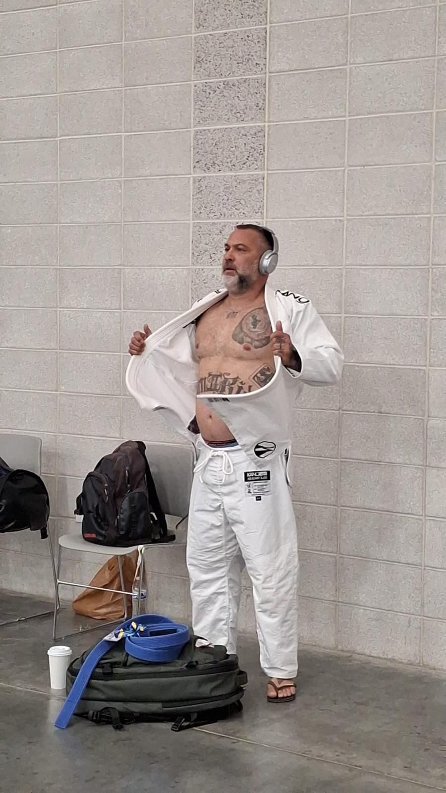Christophe Scharly enfilant son kimono avant un combat